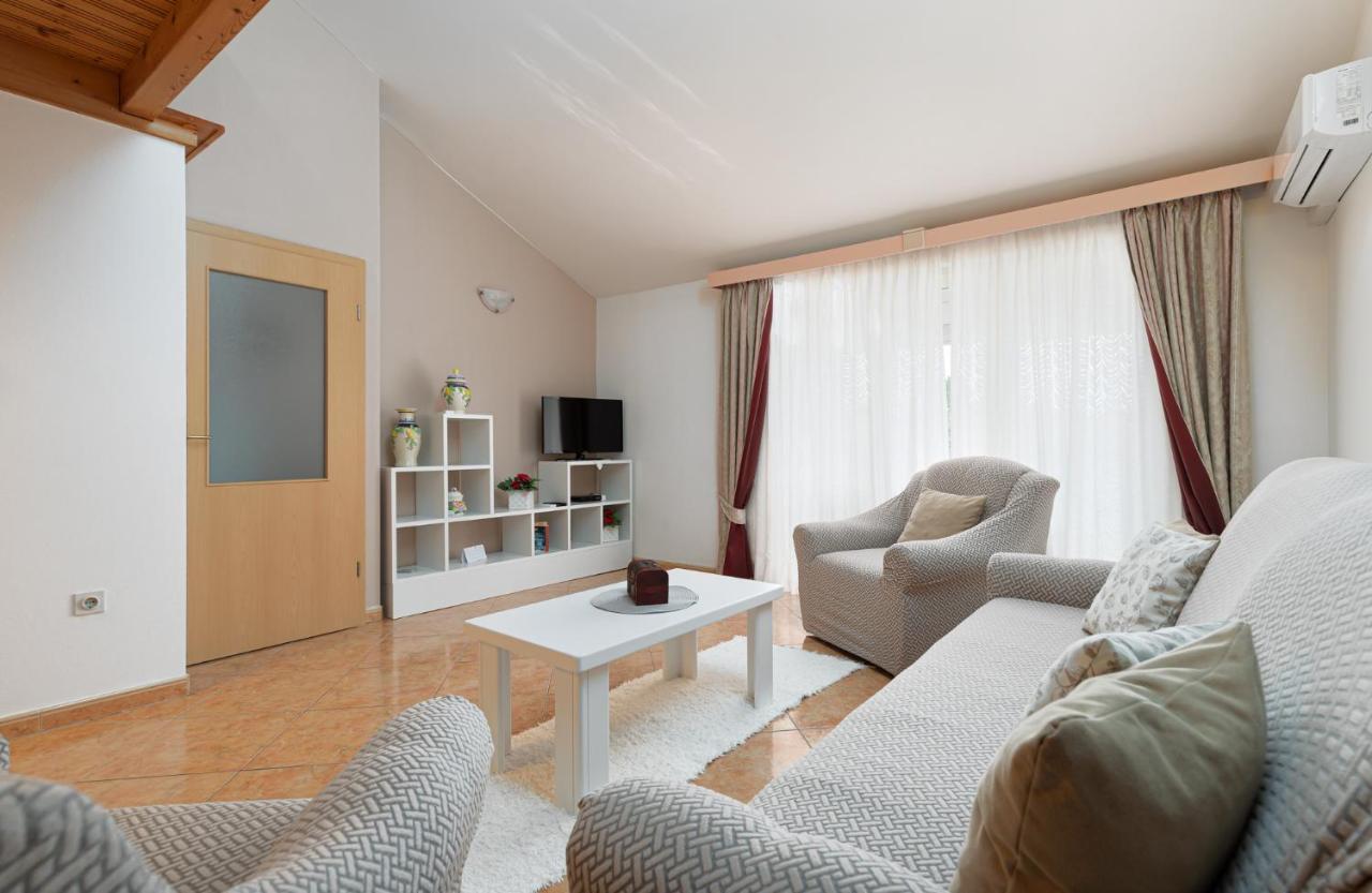 Gloria Apartment Porec Bagian luar foto